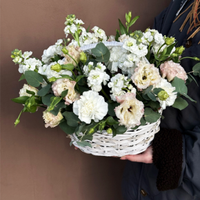 Композиция в корзине "Фея" из маттиол, диантусов, эустом и эвкалипта в Старой Купавне