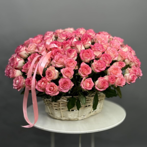 Композиция в корзине из 101 розы Джумилия в Старой Купавне
