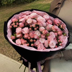 Букет из кустовых роз Бомбастик и гиперикума (50 см) в Старой Купавне