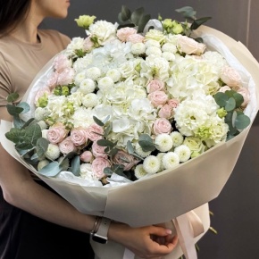 Букет "Пастелла" из кустовых пионовидных роз, Голландской Гортензии, эустомы, хризантемы Ньютон и эвкалипта в Старой Купавне