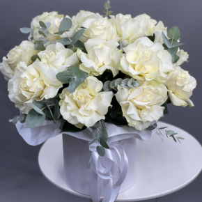 Композиция в шляпной коробке из роз Эквадор Мондиаль в Старой Купавне