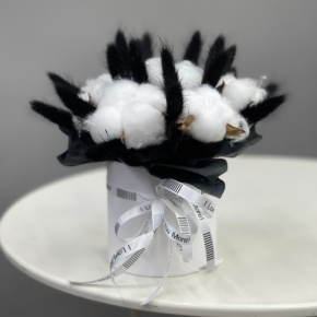 Композиция в шляпной коробке мини "Чикатуха" из хлопка и лагуруса в Старой Купавне