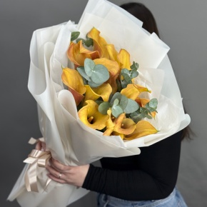 Букет из 17 оранжевых калл с эвкалиптом в Старой Купавне