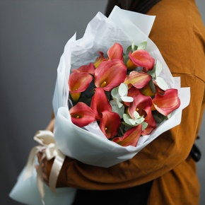 Букет из 17 нежных калл с эвкалиптом в Старой Купавне