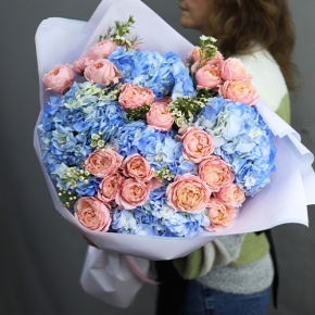 Букет "Тону в твоих глазах" из кустовых пионовидных роз Джульетта, хамелациума и гортензий в Старой Купавне