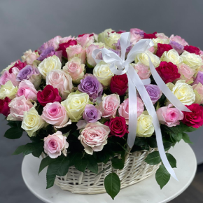 Композиция в корзине из 101 розы микс в Старой Купавне