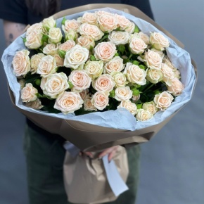 Нежный букет из 17 кремовых кустовых роз (60 см) в Старой Купавне