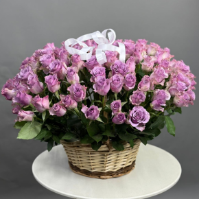 Композиция в корзине из 131 кенийской розы (40 см) в Старой Купавне