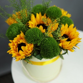 Композиция в шляпной коробке из подсолнухов и диантусов люкс в Старой Купавне