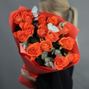 Букет из 15 морковных роз с эвкалиптом (70 см) в Старой Купавне