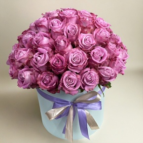 Композиция в шляпной коробке из 51 розы Меритим в Старой Купавне