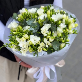 Букет из 51 белой фрезии в Старой Купавне