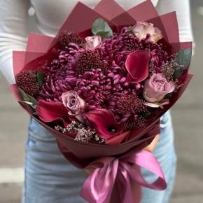 Букет "Импульс" из скиммии, калл, роз и хризантем Бигоуди в Старой Купавне
