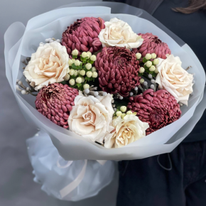 Букет "Всё что тебе касается" из хризантем Бигоуди, роз Эквадор Квиксенд и гиперикума в Старой Купавне