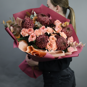 Букет "Осенний блюз" из хризантем Бигоуди, диантусов, скиммии и роз Риджентс парк  в Старой Купавне