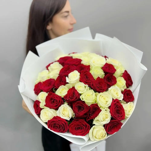 Букет из 51 красно-белой розы 70 см в Старой Купавне