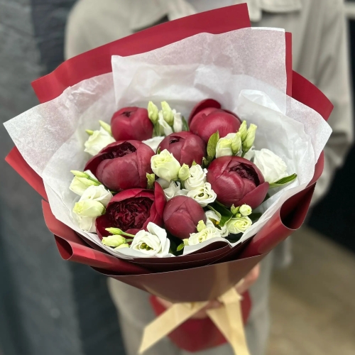Микс из бордовых пионов Ред Шарм и белой эустомы в Старой Купавне