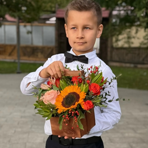 Деревянный ящик с подсолнухом, розами и калиной в Старой Купавне