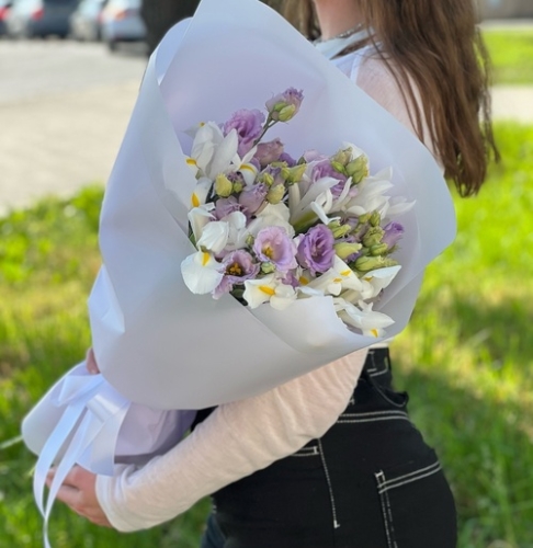 Букет "Вива ла дива" из эустом и ирисов в Старой Купавне