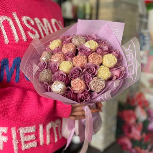 Букет из роз и шоколадных пионов в Старой Купавне