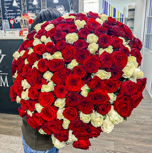 Букет 151 роза красный и белый микс (60 см) в Старой Купавне