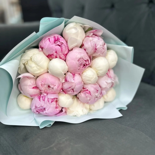 Микс из 19 бело-розовых пионов в Старой Купавне