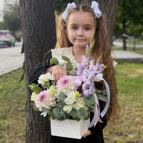 Композиция с георгинами на 1 сентября в белом ящике в Старой Купавне