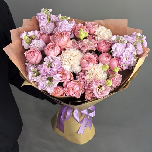 Букет "Амели" из ароматных маттиол, пионовидных кустовых роз Джульетта  эустом и диантусов в Старой Купавне