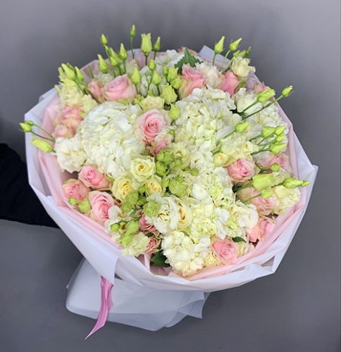 Букет "София" из гортензий, эустом и роз в Старой Купавне