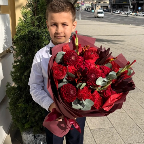 Букет с георгинами, розами и леукадендроном в Старой Купавне
