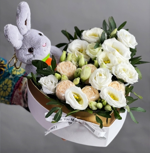 Композиция в коробке сердца из шоколадных пионов и эустом в Старой Купавне